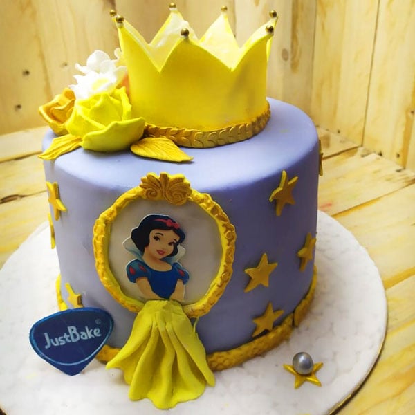 Snow white princess cake