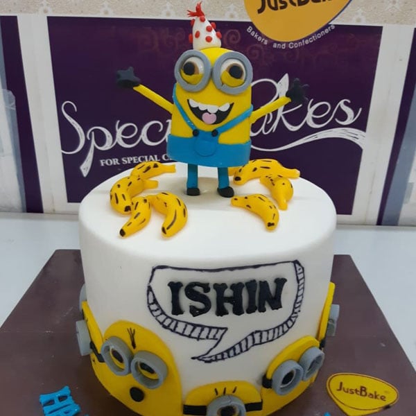 Happy minion theme cake