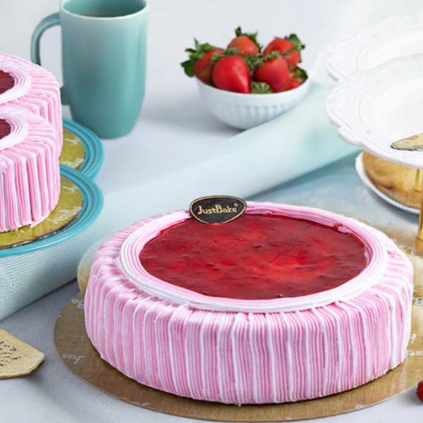 Very-Berry Strawberry Cake Large