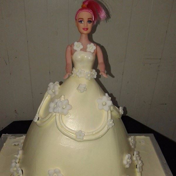 Frill White Flowers PR06 Doll Theme Cake