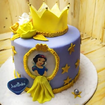 Snow white princess cake