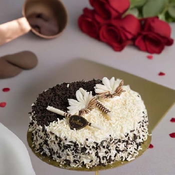 Duet Valentine Cake (white and black forest)