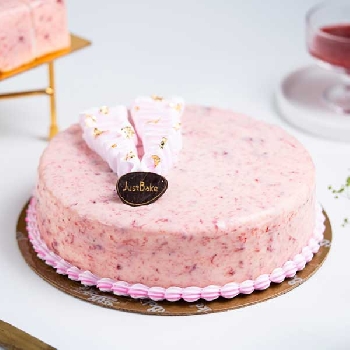 English Strawberry Cake
